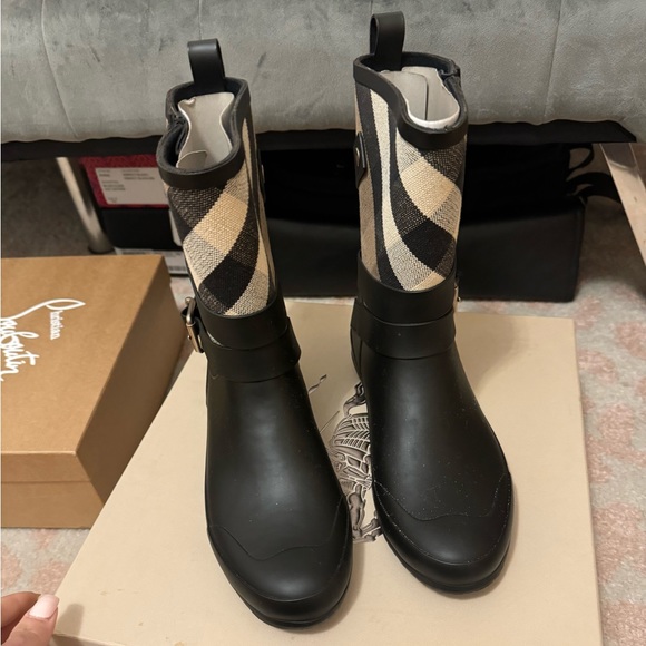 Burberry rain boots in awesome condition. Comes with the box no dustbag. Size 38 - Picture 5 of 9
